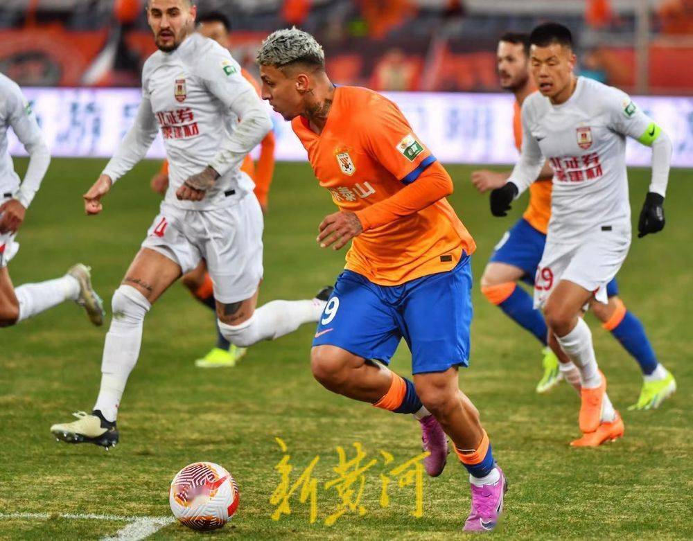 韦罗纳球队新签约球员亮相,赛季起步令人期待的简单介绍 韦罗纳球队新签约球员亮相,赛季起步令人期待的简单介绍