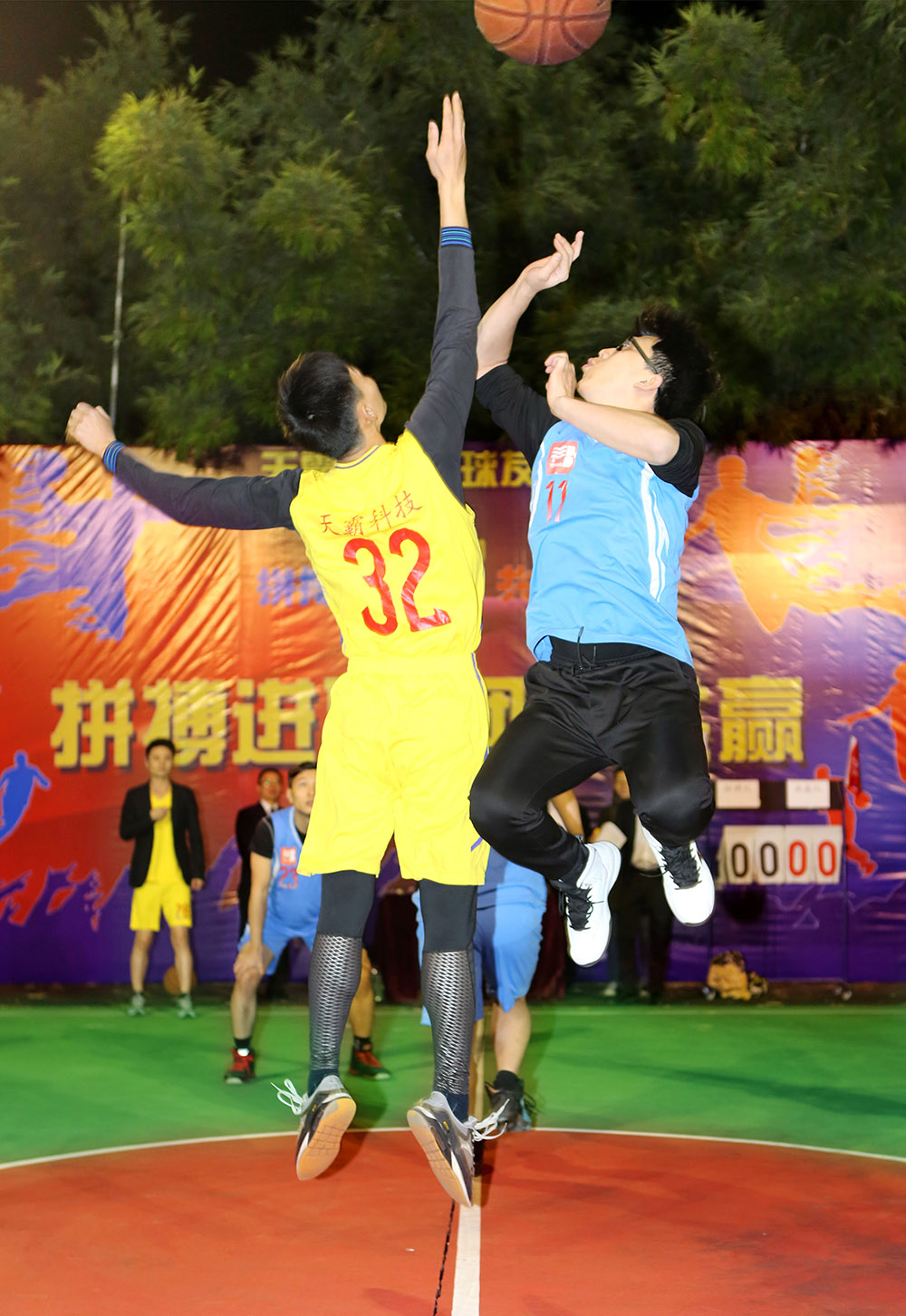 柏林赫塔队员联手拼搏，取得三分