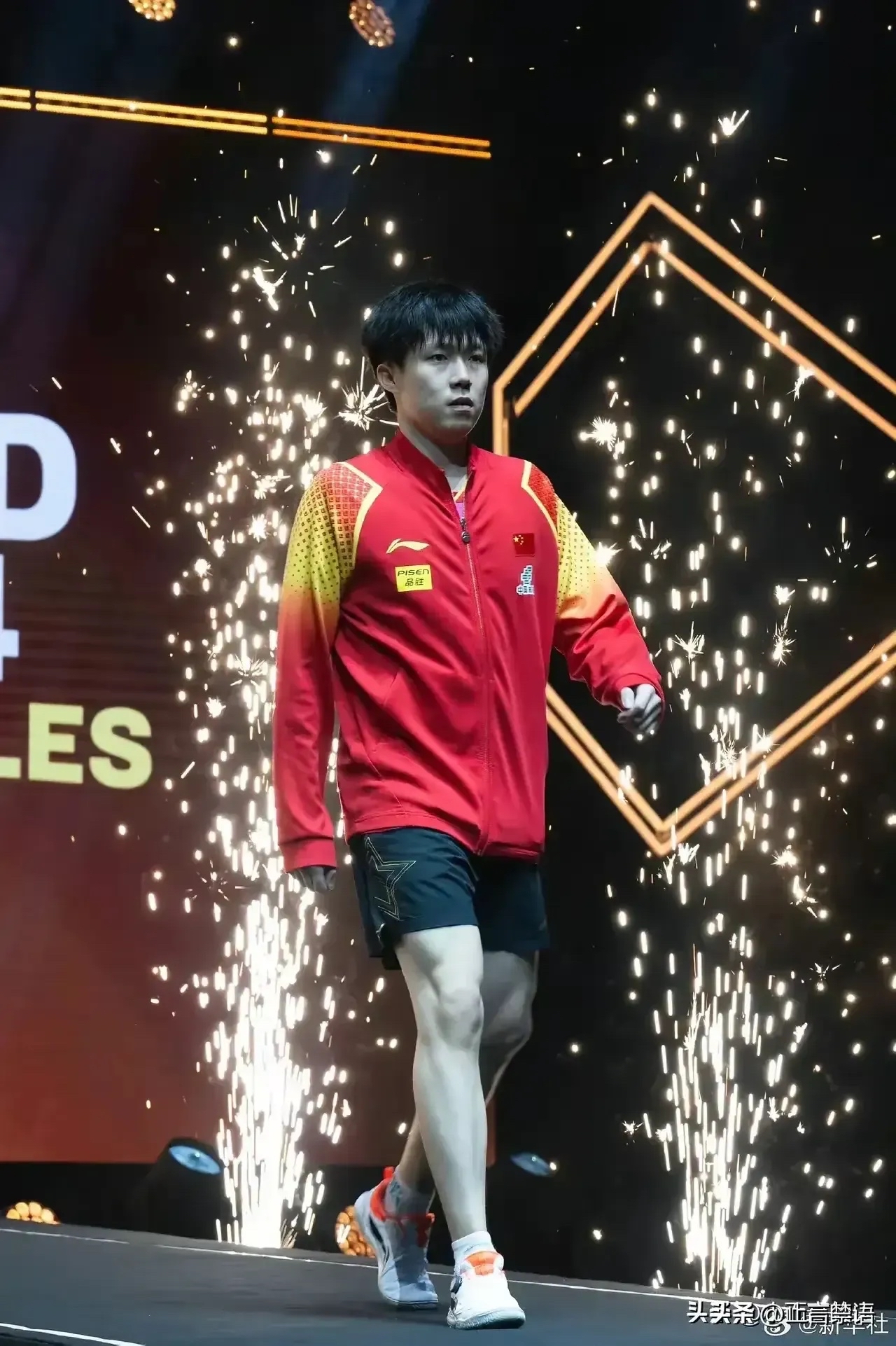 关于球场上绝技百出，帅气球星展现技压群雄的信息