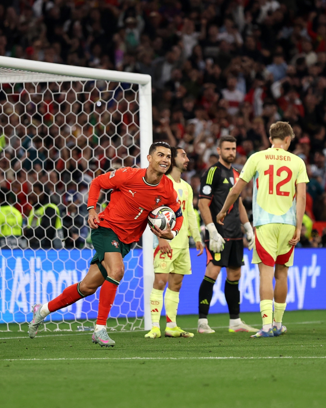 关于欧洲球队冠军赛事势态顺利，晋级领跑的信息