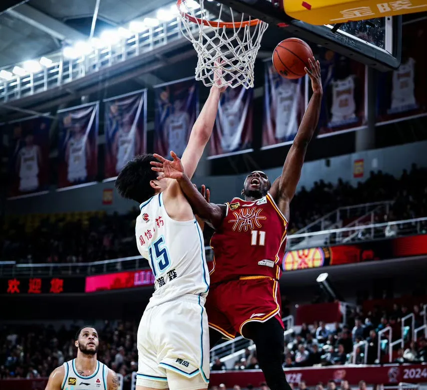 美国男篮在国内联赛中遭逢惨败