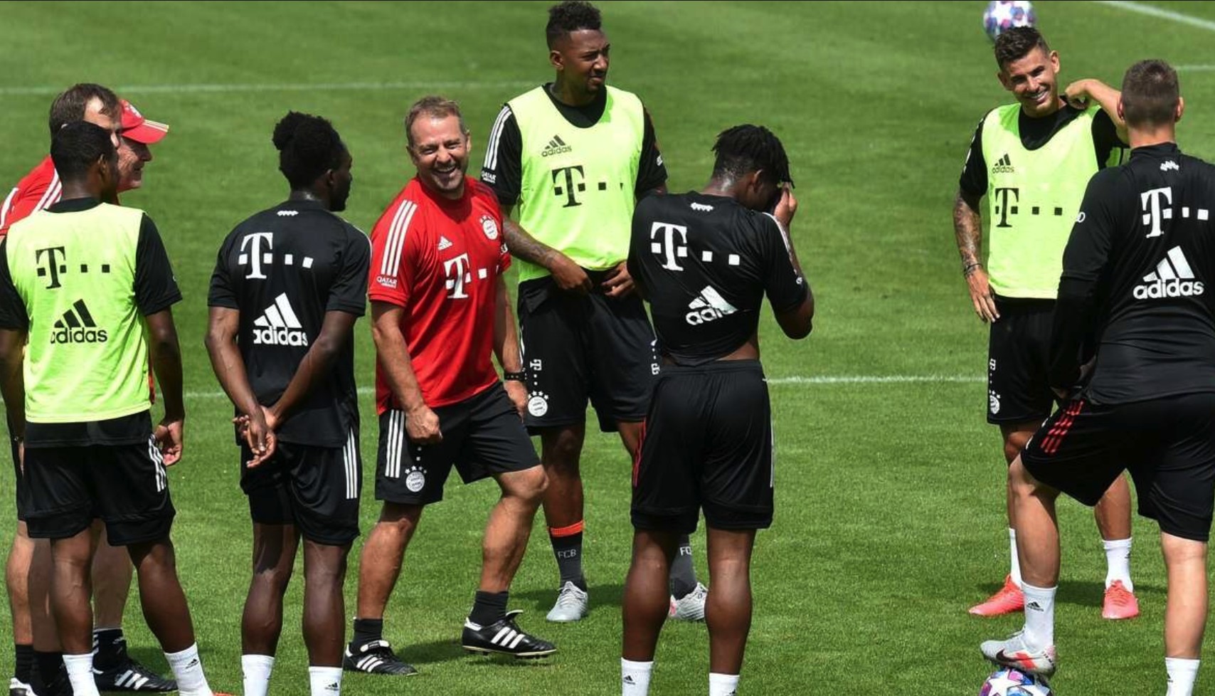 莱万领衔进攻，拜仁梦幻队形攻陷对手战区的简单介绍