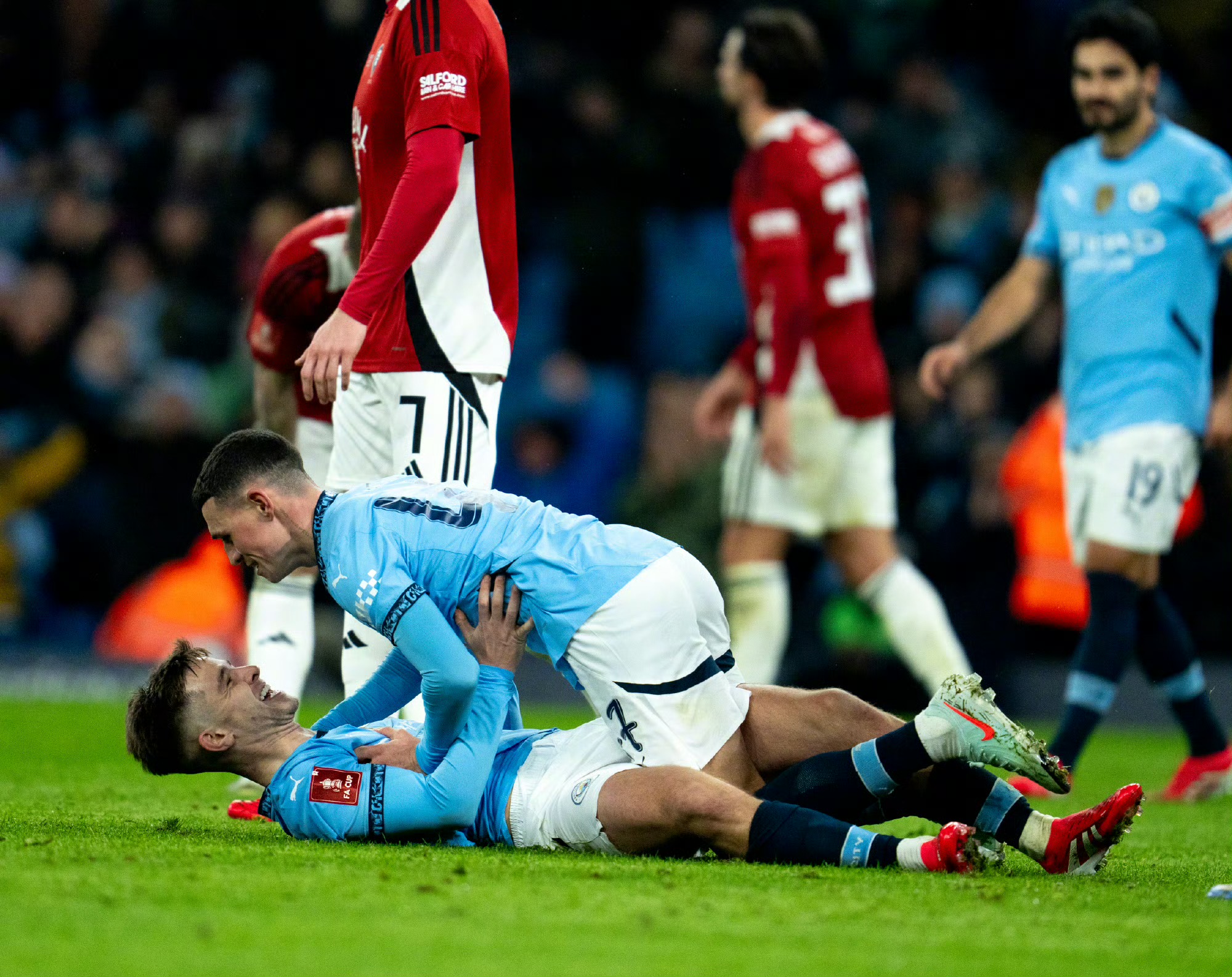 曼城中场球员斩获关键进球，锁定胜局的简单介绍