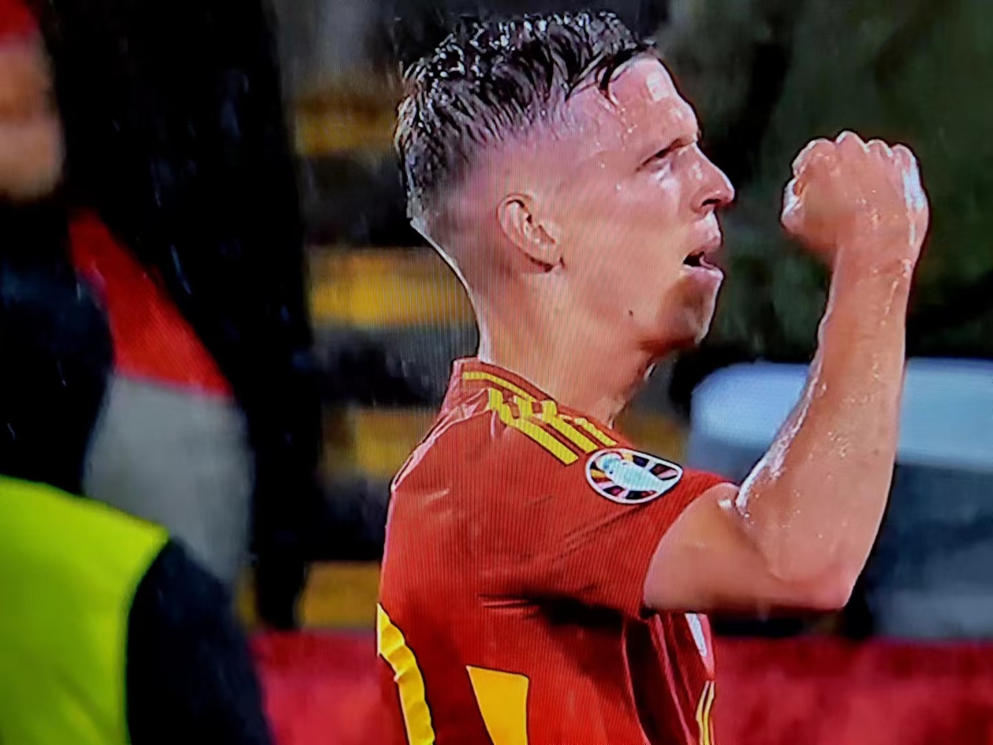 包含马德里竞技强势西班牙，本泽马三分雨点燃全场的词条