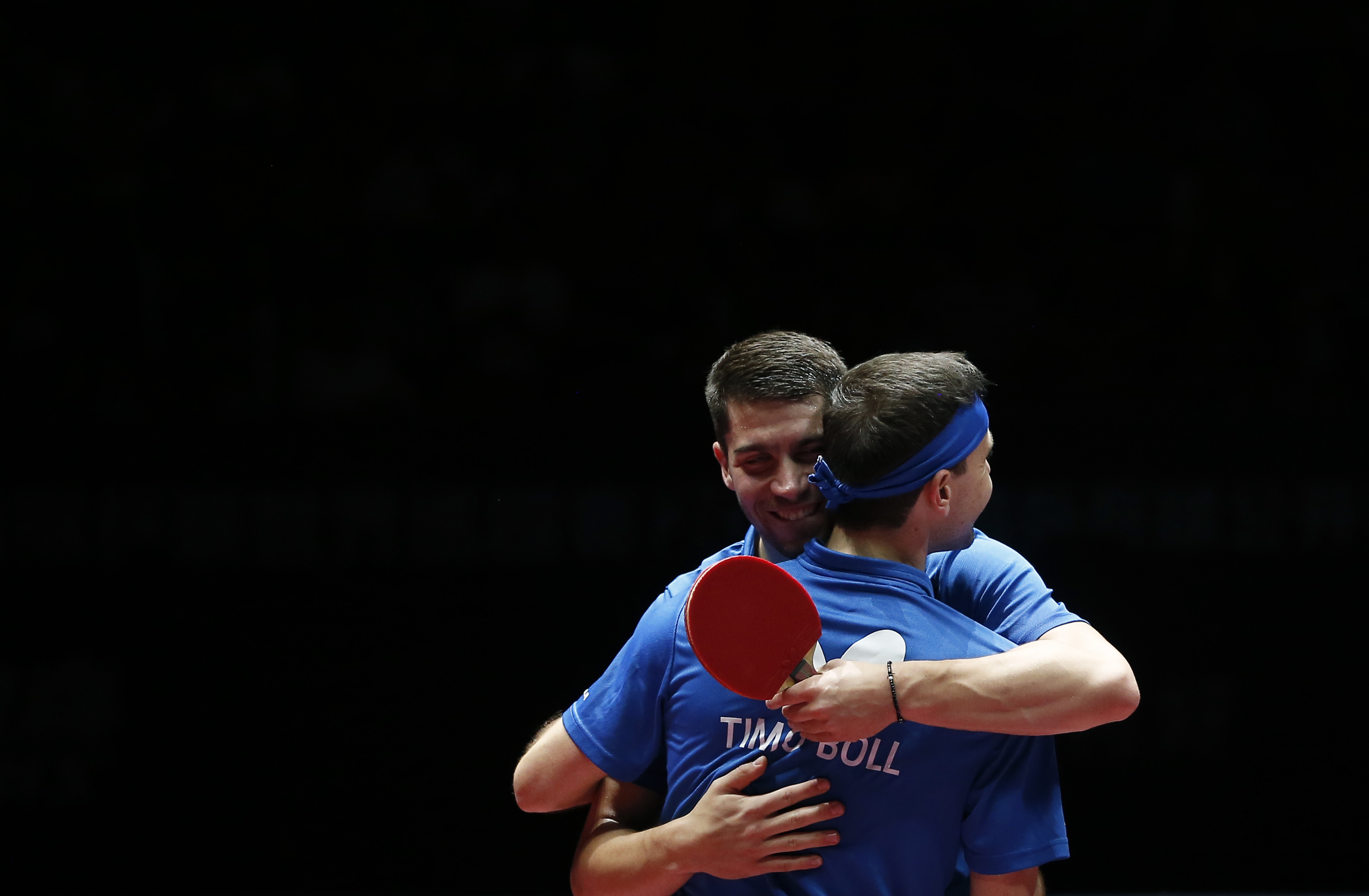 包含中国乒乓球队完胜法国乒乓球队，波尔绝境逆转的词条