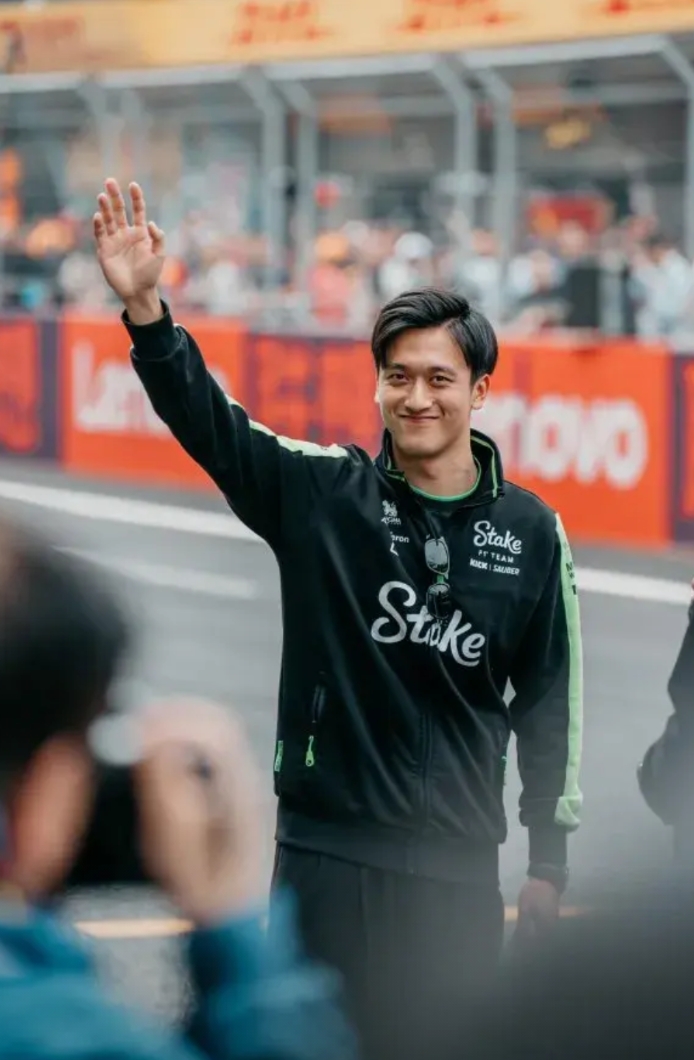 红牛车队完胜红牛二队,周冠宇点燃赛场 红牛车队完胜红牛二队,周冠宇点燃赛场